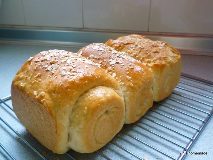 Yin's homemade 盈盈巧手 Instant Oat Soya Milk Bread 豆浆麦片土司